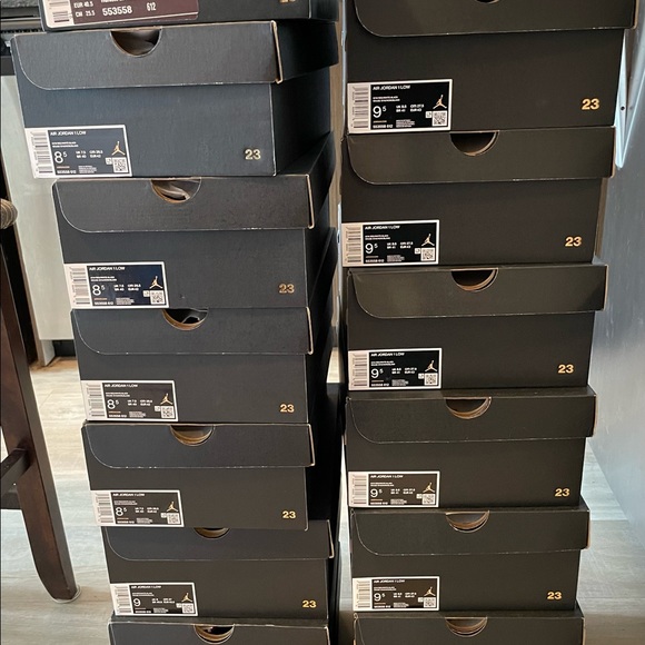 NEW Nike Air Jordan 1 Low Bred Toe Chicago Red Black (Size US Men's) - Picture 7 of 15